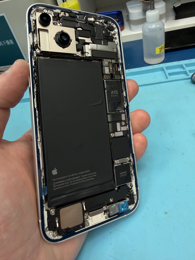 Výměna originální baterie u iPhone 14 Plus bez chybových hlášek